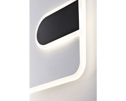 Närbild av en LED-vägglampa med abstrakt design