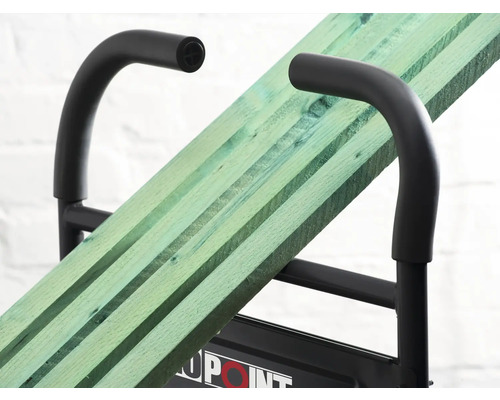 Träplankor på en riktbänk med metallram