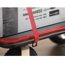 Detaljvy av en verktygsvagn med verktygssortiment och spännband.