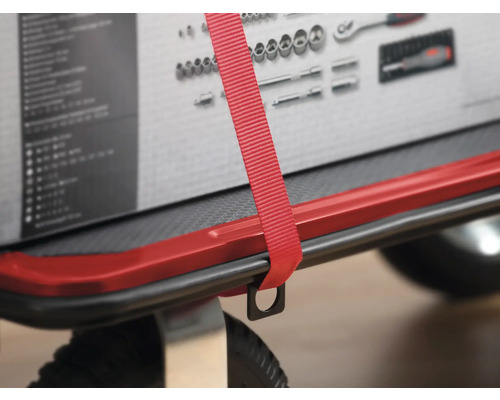 Detaljvy av en verktygsvagn med verktygssortiment och spännband.