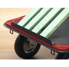 Detaljvy av en transportrulle med hjul och trälast