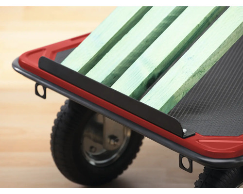 Detaljvy av en transportrulle med hjul och trälast