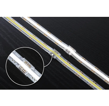 Två LED-strips med anslutningsstycke.