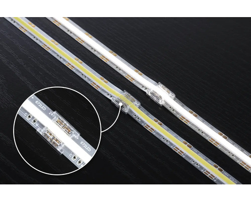 Två LED-strips med anslutningsstycke.