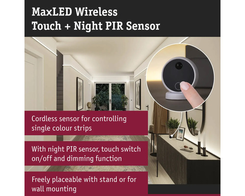 MaxLED trådlös berörings natt PIR-sensor i en modernt upplyst hall.