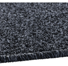 Närbild av en bit konstgräs med strukturerade fibrer.