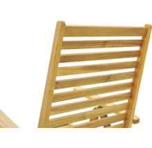 Detaljvy av ryggstödet på en trädgårdsstol i trä med horisontella ribbor