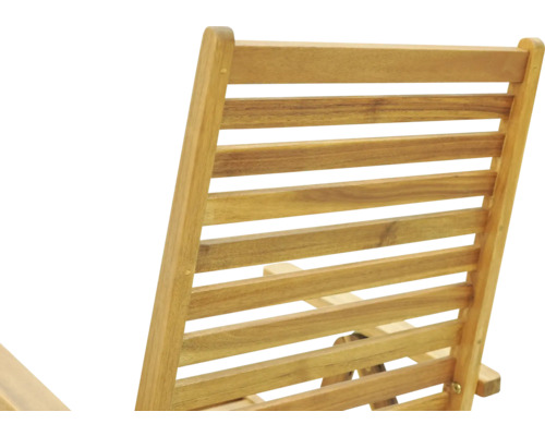 Detaljvy av ryggstödet på en trädgårdsstol i trä med horisontella ribbor