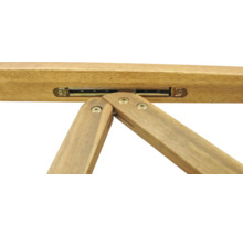 Detaljvy av en trästol med beslag