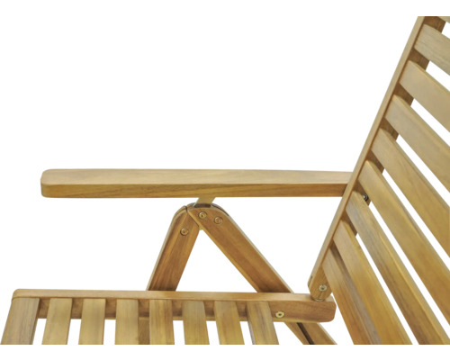 Detaljvy av en trädgårdsstol av trä