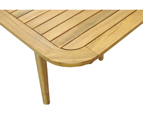 Detaljvy av en trädgård bordsskiva i trä med rundade hörn och bordsben