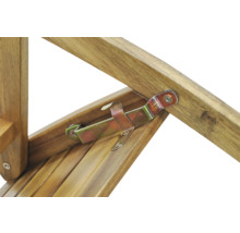 Närbild av en trästol med metallbeslag