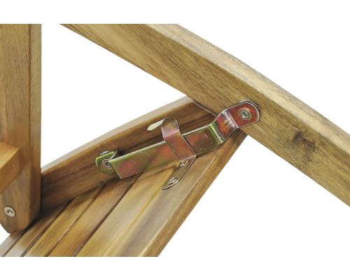 Närbild av en trästol med metallbeslag