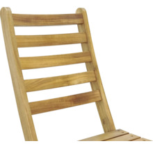 Detaljvy av ryggstödet på en trädgårdsstol i trä