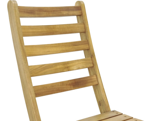 Detaljvy av ryggstödet på en trädgårdsstol i trä