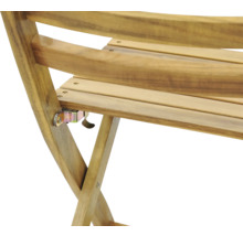 Detaljvy av en trästol med hopfällbar mekanism