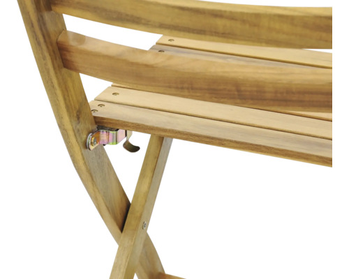 Detaljvy av en trästol med hopfällbar mekanism