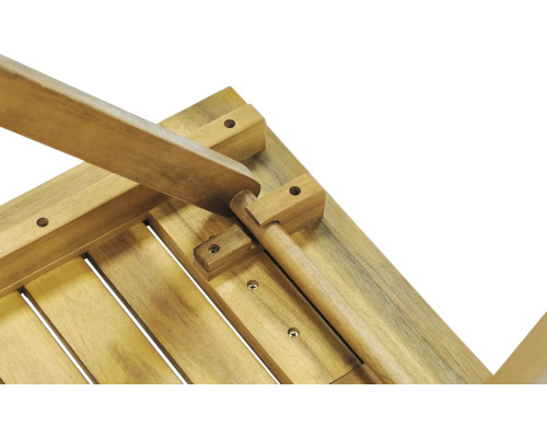 Detaljbild av undersidan av ett trädgårdsbord i trä med skruvar