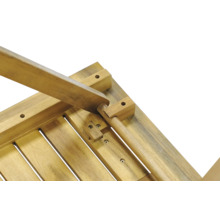 Detaljvy av ett trädgårdsbord i trä med underrede