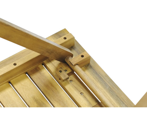 Detaljvy av ett trädgårdsbord i trä med underrede