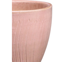 Närbild av en keramisk blomkruka med räfflad yta