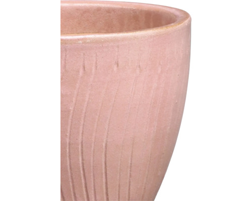 Närbild av en keramisk blomkruka med räfflad yta