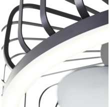 Detaljvy av en modern LED-taklampa med böjda, mörka metallstag