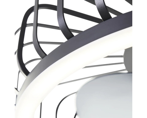 Detaljvy av en modern LED-taklampa med böjda, mörka metallstag