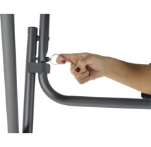 Närbild av en person som fäster en bult på en gungställning.