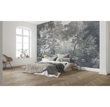 Ljust sovrum med mönstrad fototapet, säng och parkettgolv