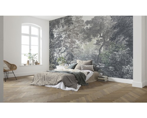 Ljust sovrum med mönstrad fototapet, säng och parkettgolv