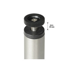 Justerbar fot med en maximal höjd på 20 millimeter på ett metallben