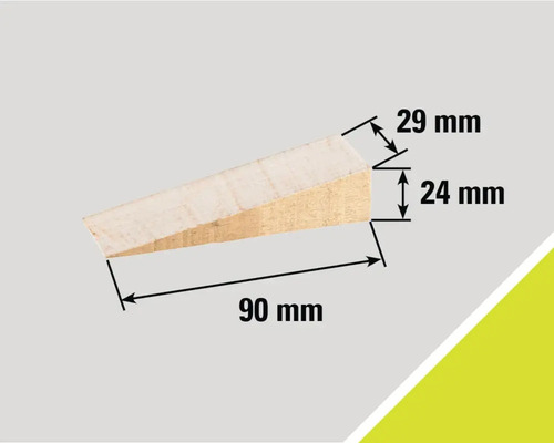 Träkil med måtten 90 mm längd, 24 mm höjd och 29 mm bredd.