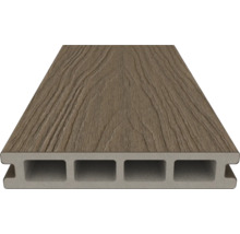 Trädäck av kompositmaterial med trästruktur och ihåliga kamrar