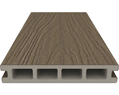 Trädäck av kompositmaterial med trästruktur och ihåliga kamrar