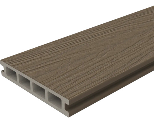 Trädäck från kompositmaterial med trästruktur