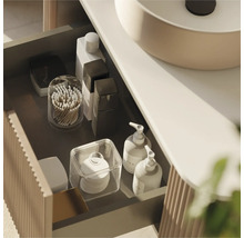 Badrumsskåp med öppen låda och diverse badrumsartiklar