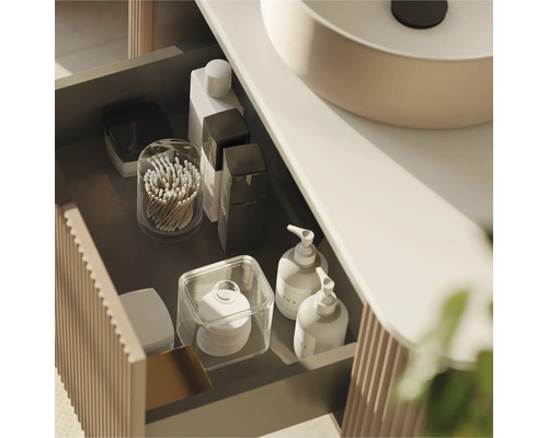 Badrumsskåp med öppen låda och diverse badrumsartiklar