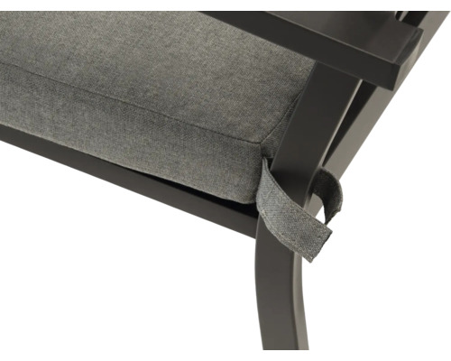 Detaljvy av en stolsdyna med fästband