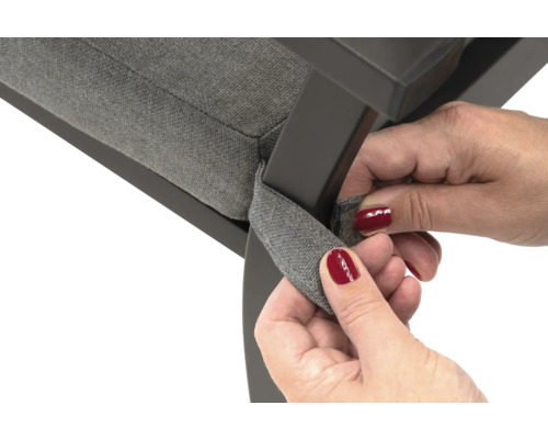 Detaljvy av en stol med fästband