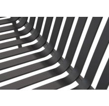 Detaljvy av en bänk med ribbor av metall