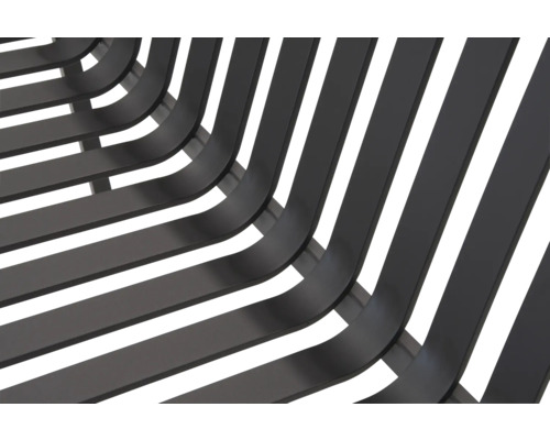 Detaljvy av en bänk med ribbor av metall