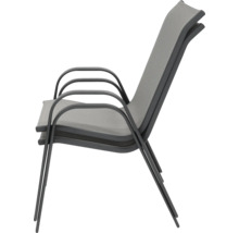 Stapelbar trädgårdsstol med armstöd, textilklädsel och metallram