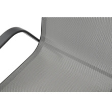 Närbild av en trädgårdsstol med nätstruktur