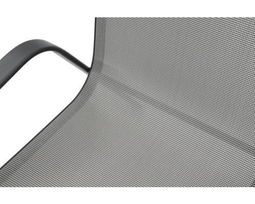 Närbild av en trädgårdsstol med nätstruktur