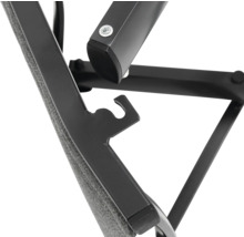 Detaljvy av en trädgårdsstol med metallram och tygklädsel