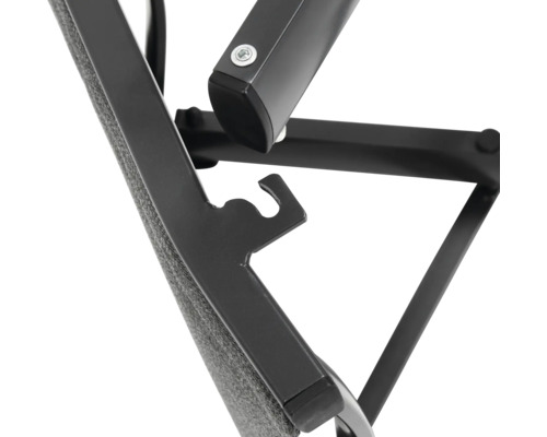 Detaljvy av en trädgårdsstol med metallram och tygklädsel