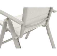 Detaljvy av en trädgårdsstol med armstöd och textilklädsel