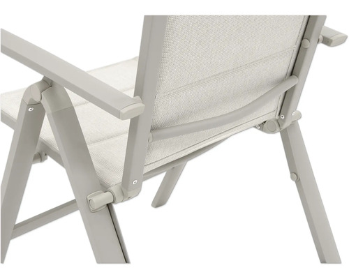 Detaljvy av en trädgårdsstol med armstöd och textilklädsel