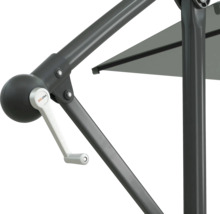 Närbild av ett parasoll med vevmekanism och Soluna logotyp.